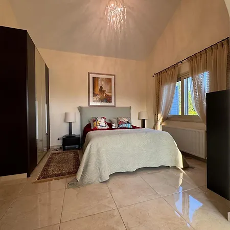 Villa Elena Polis