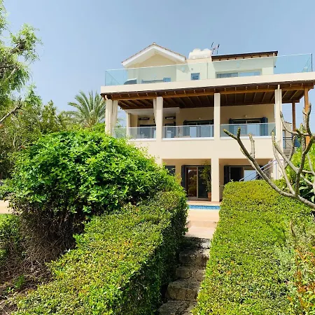 Elena Villa *