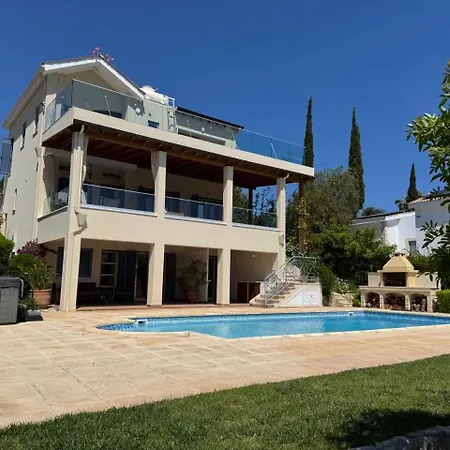 Elena Villa *